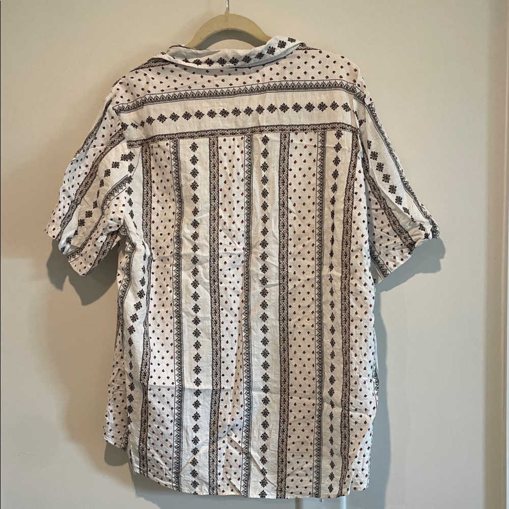 Stylish Men's White and Black Patterned Shirt - Picture 4 of 4